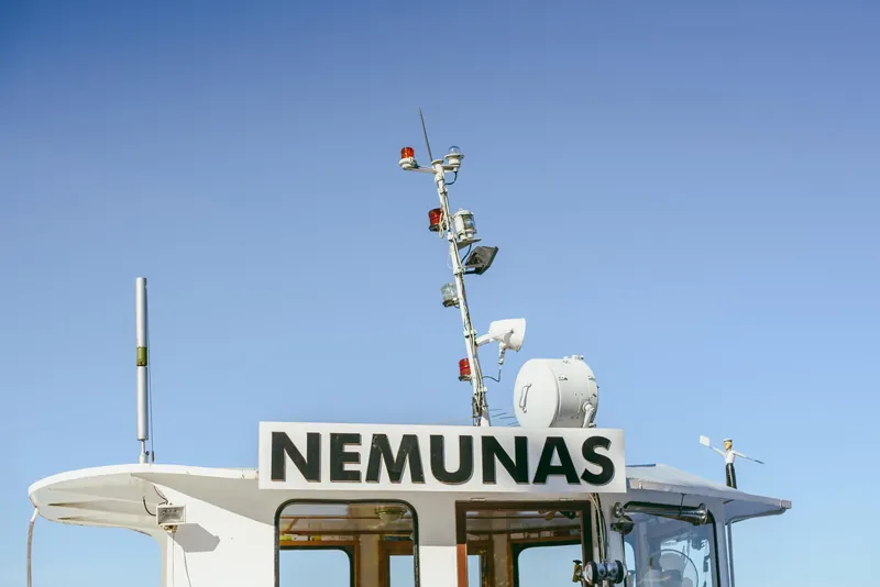 Vairinė su užrašu NEMUNAS prieš mėlyną dangų